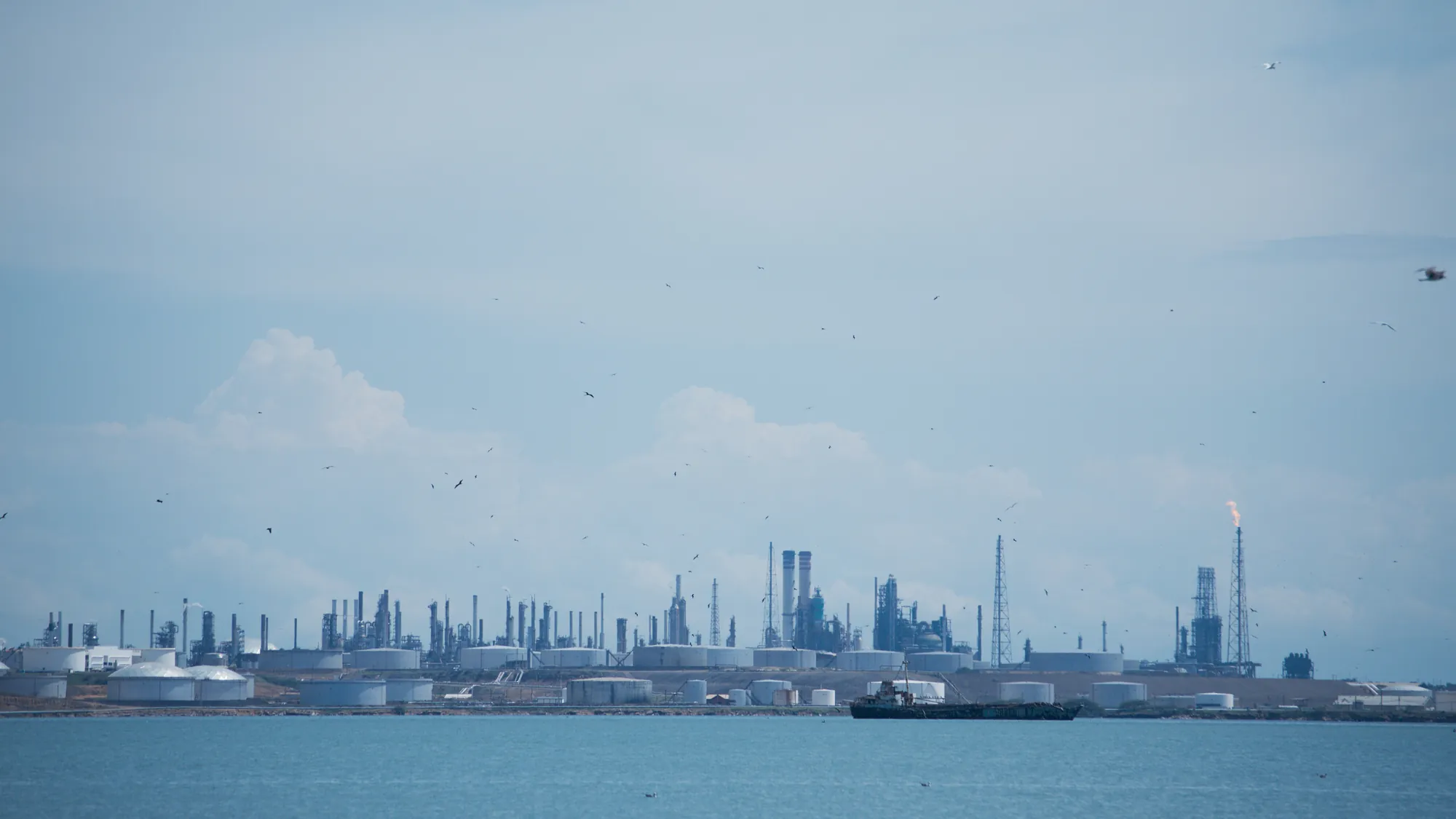 Refinería vista desde el mar